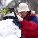 Queen Sonja building snowman (Photo: Heiko Junge, Scanpix) 